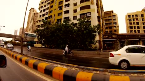 Straßen-von-Mumbai-vielstöckige-Häuser-mit-Blick-auf-die-Fahrbahn-vom-bewölkten-Tag