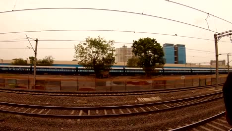 muchas-raws-de-las-líneas-ferroviarias-locales-largo-tren-lejos-algunas-casas-de-muchos-pisos-Mumbai