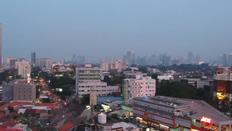 Breiter-Blick-auf-die-Jakarta-Stadt-am-Abend