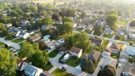 Vista-aérea-de-casas-residenciales-en-verano.-Barrio-americano,-suburbio.--Bienes-raíces,-disparos-de-drones,-amanecer,-luz-solar,-desde-arriba.