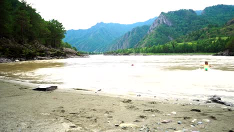 people-bathe-in-the-river