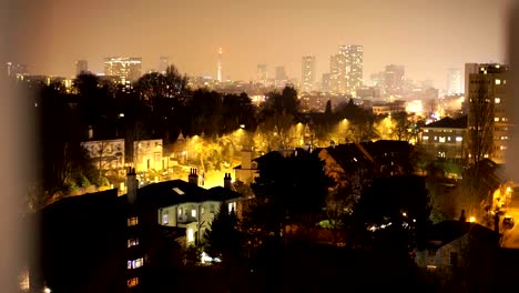 Vista-de-la-ciudad-en-la-noche,-cámara-seguimiento-a-través-de-una-ventana.