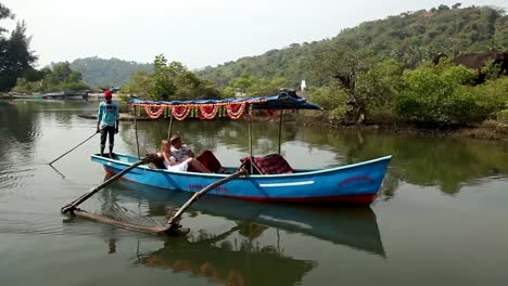 Placer-barco-con-caucásicos-los-turistas-flotante