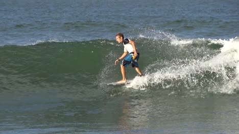 CÁMARA-LENTA:-Surfer-surf-en-Sri-Lanka