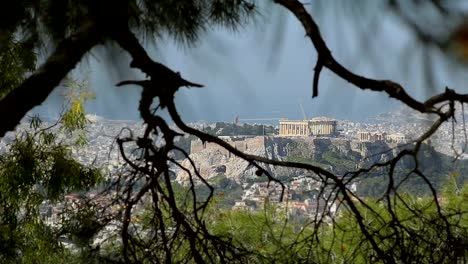 Blick-auf-die-Akropolis-bis-Zweige-der-Bäume