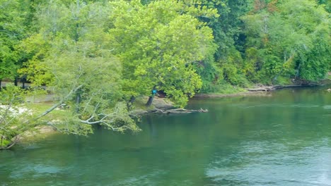 Panning-Across-the-French-Broad-River-in-Asheville,-NC