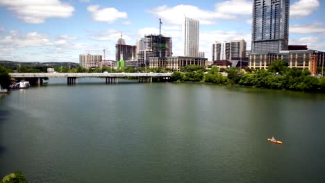 Mann-entspannt-Kajak-Erkunden-Sie-Austin,-Texas,-Colorado-River