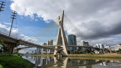 Timelapse-Blick-auf-die-Brücke-Ponte-Estaiada-Octavio-Frias-de-Oliveira-oder-Ponte-Estaiada-In-Sao-Paulo,-Brasilien-Zoom-In