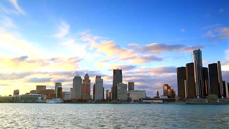 Skyline-von-Detroit,-MI,-während-Sonnenuntergang