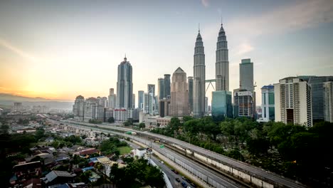 Hermosa-puesta-de-sol-en-el-centro-de-la-ciudad-de-Kuala-Lumpur-desde-el-último-piso-del-edificio