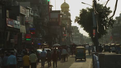 Lapso-de-tiempo-de-disparo-de-tráfico-en-calle-de-la-ciudad,-Delhi,-India