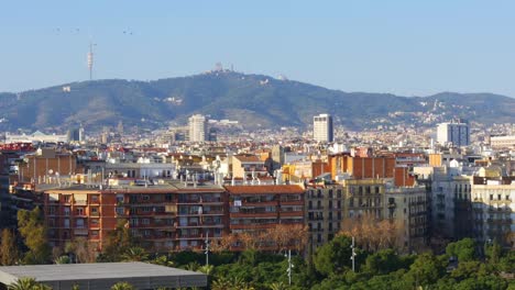 Luz-de-sol-barcelona-panorama-tibidabo-vista-a-las-montañas-de-4-k,-España