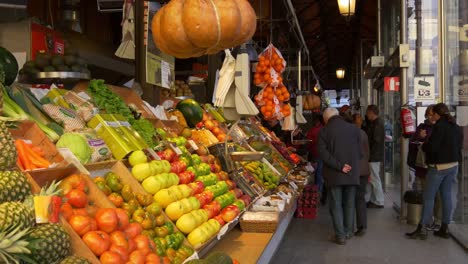 España-madrid-día-soleado-san-miguel-mercado-de-frutas-esquina,-4-K