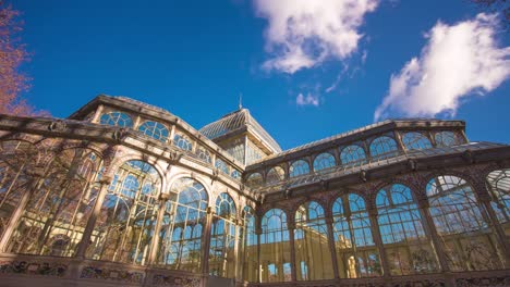 Sonniger-Tag-Ausführen-Wolken-Madrid-Palacio-de-Cristal-Nach-oben-4-k-Zeitraffer-Spanien