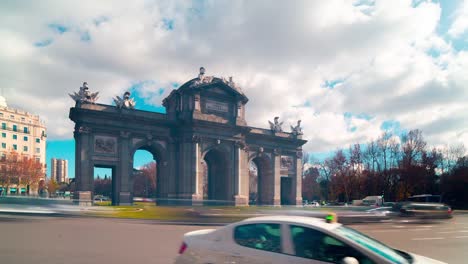 Luz-solar-Madrid-arco-de-triunfo-vista-panorámica-de-círculo-4-K-lapso-de-tiempo-de-España