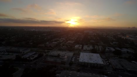 Vista-aérea-del-atardecer-de-la-ciudad-de-Los-Ángeles-y-de-Oeste-Hollywood,-California,-ESTADOS-UNIDOS