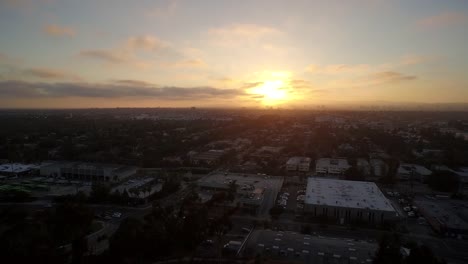 Luftbild-Sonnenuntergang-Blick-auf-die-Innenstadt-von-Los-Angeles-und-Westen-Hollywood,-VEREINIGTE-STAATEN