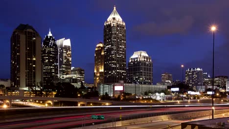 Lapso-de-tiempo-panorámica-de-Atlanta-en-el-acercamiento-al-anochecer