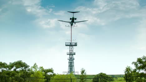 Sie-Jet-Passagierflugzeug-Landung-am-Flughafen