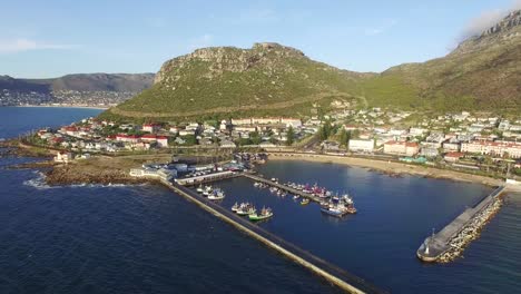 Luftbild-von-Hafen-von-Kalk-Bay,-Kapstadt,-Südafrika