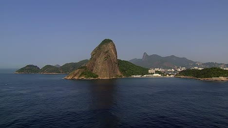 Vista-aérea-de-montaña-de-Pan-de-azúcar-y-ciudad-de-Río-de-Janeiro