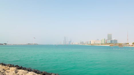 Abu-Dhabi-Emiratos-Árabes-Unidos-día-de-verano-bandera-vista-panorámica-a-la-ciudad-y-a-la-bahía-de-4-k-lapso-de-tiempo