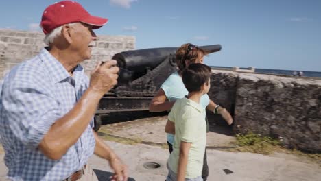 Senior-Touristen,-die-Souvenir-Foto-Familienurlaube-Kuba-Steadicam