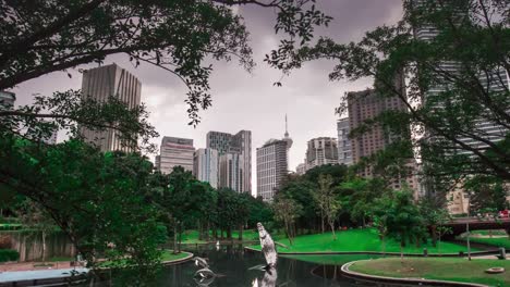 Malaysia-Kuala-Lumpur-berühmten-KLCC-Park-Wal-Teich-Innenstadt-Panorama-4k-Zeitraffer