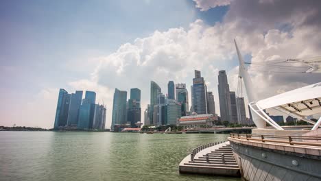 la-bahía-de-Singapur-soleado-cielo-esplanade-teatros-centro-panorama-4k-lapso-de-tiempo