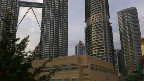 Malaysia-Sonnenuntergang-Abend-Kuala-Lumpur-berühmten-Petronas-twin-Towers-panorama