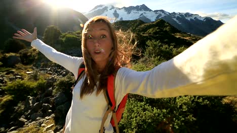 Junge-Frau-dauert-Selbstporträt-auf-Berge-im-Hintergrund