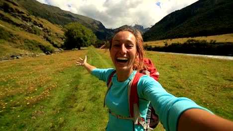 Mujer-Alegre-toma-un-autorretrato-en-montaña-valley,