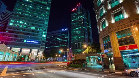 lapso-de-tiempo-de-4-k-de-encrucijada-de-alto-tráfico-de-noche-en-Singapur