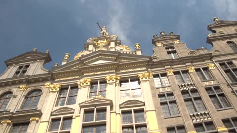 CLOSE-UP:-Stunning-detailed-gold-ornamented-facade-of-Guildhalls,-Brussels