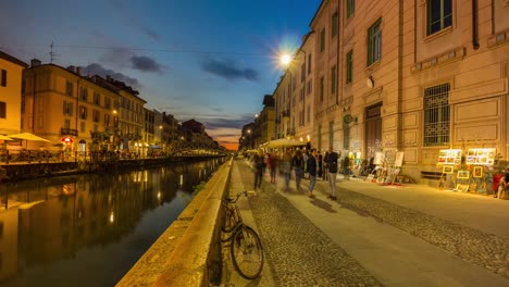 Italia-al-atardecer-Milán-ripa-di-porta-ticinese-canal-grande-caminando-panorama-de-gente-k-4-lapso-de-tiempo