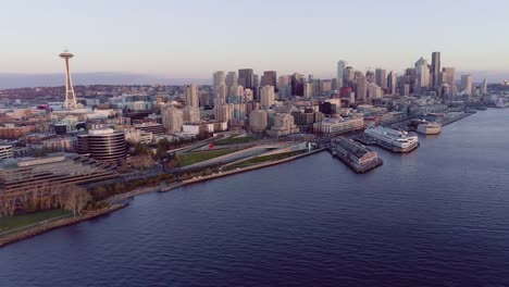 Aerial-Seattle-Washington-ziehen-weg-von-der-Innenstadt-am-Wasser-in-der-Abenddämmerung