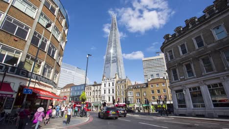 Londres,-el-tráfico-en-el-centro-con-el-fragmento-en-el-fondo