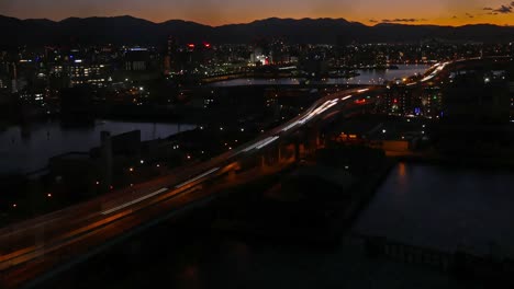 Fukuoka-iluminada-carretera-tráfico-Time-lapse