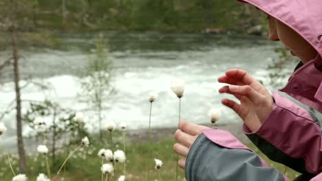 Junge-Frau-lächelt-mit-der-Blume