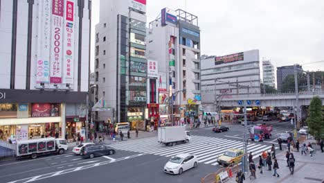 Zeitraffer-der-Fußgänger-überqueren-am-Bahnhof-Ueno-Tokio