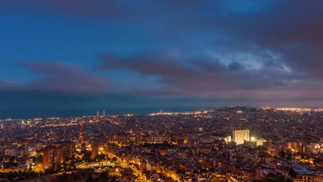 España-ciudad-de-Bahía-barcelona-luz-del-atardecer-ilumina-panorama-doble-antena-4k-lapso-de-tiempo