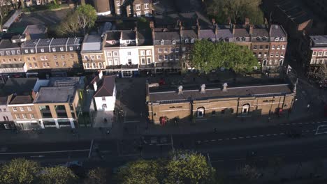 Vista-aérea-volando-sobre-las-calles-del-centro-de-la-ciudad-Londres