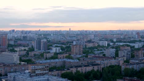 Panorama-der-Stadt,-am-Abend.-Auf-den-Sonnenuntergang.