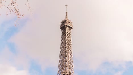 Francia-París-Ciudad-famoso-eiffel-torre-vista-superior-punto-de-puesta-de-sol-cielo-panorama-4k-lapso-de-tiempo