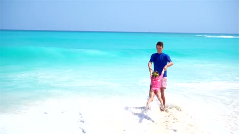 Kleine-Mädchen-und-glücklicher-Vater,-Spaß-im-Urlaub-am-Strand