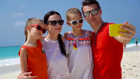 Junge-schöne-Familie-unter-Selfie-Porträt-am-Strand