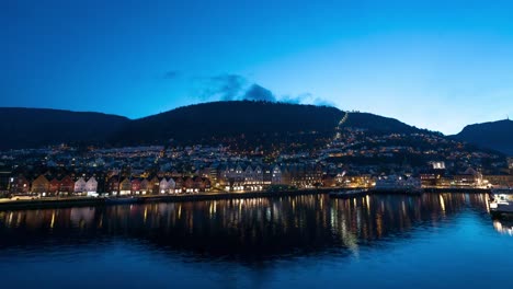 BERGEN,-Noruega:-Panorama-Bergen-ciudad-mañana.