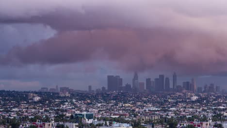 Die-Innenstadt-von-Los-Angeles-Regen-Sturm-dunkle-Wolken-Tag-zu-Nacht-Sonnenuntergang-Timelapse