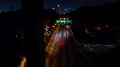 Die-Innenstadt-von-Los-Angeles-Skyline-schieben-und-kippen-Nacht-Zeitraffer-enthüllt