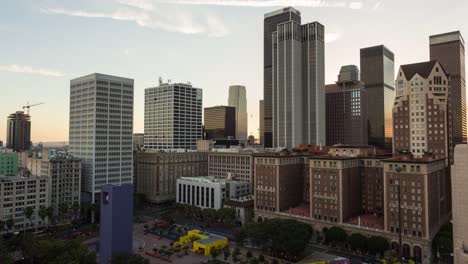 Skyline-del-centro-de-Los-Angeles-y-Pershing-Square-día-Timelapse-atardecer-noche